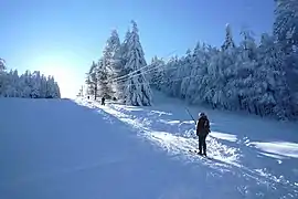 Un skieur remontant la pente à La Loge des Gardes