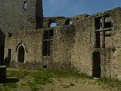 Le logis nord, vu de l'intérieur de la cour.