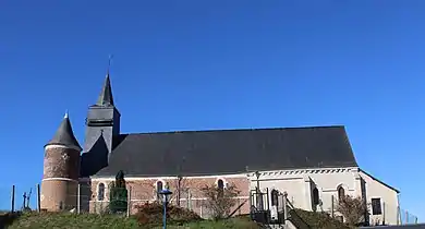 Vue de l'église perchée sur une butte.