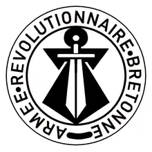 Présence d'un glaive entouré par deux cercles. Entre ces deux cercles est inscrit "Armée Révolutionnaire Bretonne" en lettres capitales. Le tout est en noir.