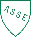 Blason blanc liséré de vert avec les lettres « ASSE » en biais