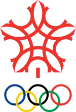 Emblème des Jeux, qui représente un flocon de neige rouge stylisé, avec les anneaux olympiques