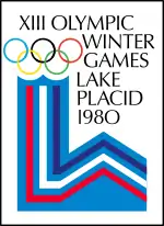 Logo représentant une colonne ionique et des montagnes avec les mots « USA » et « Lake Placid ».