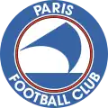 Premier logo du Paris FC dans les années 1970/80 inspiré de la nef présente sur le blason de la ville de Paris et rappelant les armoiries de Paris et de la corporation des Nautes, gérante de la municipalité parisienne au Moyen Âge.