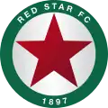 Cercle vert avec écrit « Red Star FC » en haut et « 1897 » en bas. Dans ce cercle, il y a une grande étoile rouge.