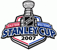 Logo avec la Coupe Stanley et les mots "Eastern" en rouge à gauche et "Western" en bleu à droite ainsi que "Stanley Cup 2007"
