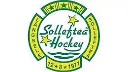 Sollefteå Hockey entouré de 3 étoiles en haut, des mots Langsele, Solleftea de part et d'autre, et de 12/8/1977 en bas