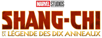 Les mots "SHANG-CHI" en rouge foncé avec une fine bordure dorée, et en dessous "AND THE LEGEND OF THE TEN RINGS" en doré et plus petit, le tout en capitales, au dessus le logo de Marvel Studios