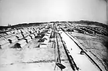Photo en noir et blanc de baraques alignées