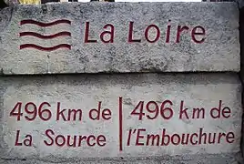 Inscriptions situées à l'entrée du pont, marquant le milieu de la Loire.