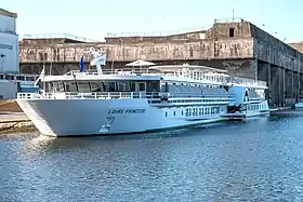 Le Loire Princesse devant la base sous-marine de Saint-Nazaire