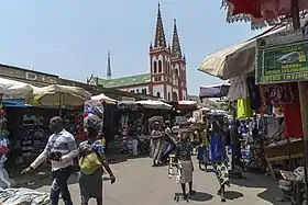 Le grand marché de Lomé avec la cathédrale au fond.