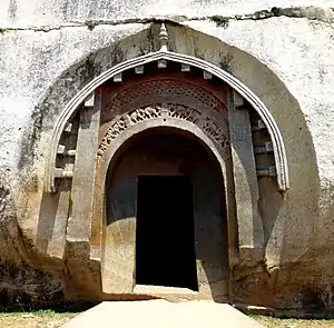 Façade de la grotte de Lomas Rishi, dans les grottes de Barabar, Bihar, lieu de culte ajivika.