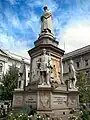 groupe sculptural commémoratif placé dans piazza della Scala de Milan