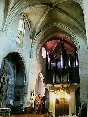 Grande nef et orgue. On constate la différence de largeur de la nef entre la première travée avec la tribune d'orgue et les suivantes et une fausse pile à gauche