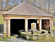 Façade Ouest de la fontaine-lavoir Grappin.