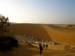 Campement au pied des dunes.