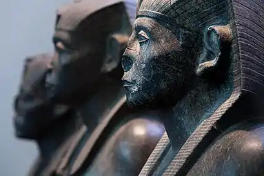 Salle 4 - Trois statues de granit noir du pharaon Sésostris III, v. 1850 av. J.-C.