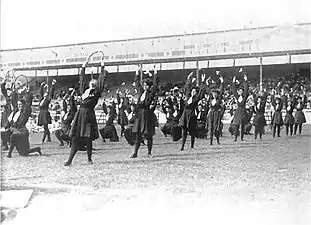 Démonstration de gymnastique féminine en 1908.