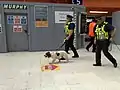 La Police avec des chiens, à la gare de Waterloo (Police de Londres)