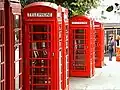 Cabines téléphoniques londoniennes, modèle créé par l'architecte Giles Gilbert Scott.