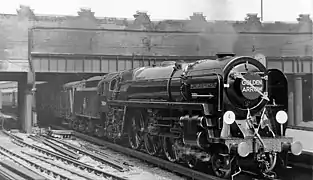 Une Pacific Standard Class 7 des British Railways en tête du train « Golden Arrow » en 1953.