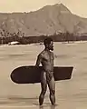 Surfer hawaïen avec planche alaia vers 1898