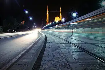 Prise de vue en pose longue du tramway à côté de la Mosquée Émir Abdelkader.