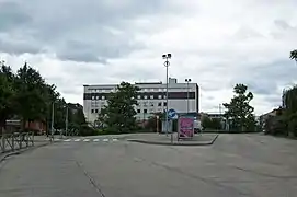 Gare de bus à l'ancien emplacement de bifurcation des voies de connexion qui partaient de chaque côté du bâtiment blanc (2021).