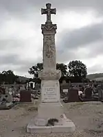 Monument au cimetière à la mémoire des soldats