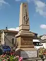 Monument aux morts entre mairie et église.