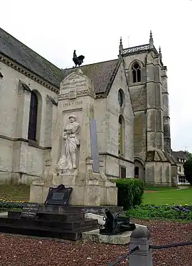 Collégiale et monument aux morts