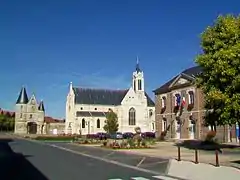 La mairie, l'église et la porte fortifiée