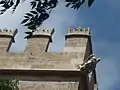 Merlons gothiques surmontés de couronnes à la Loge de la soie de Valence.