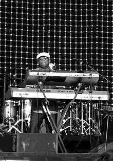 Description de l'image Lonnie Liston Smith Glastonbury 2009-1.jpg.