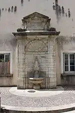 Fontaine aux Dauphins