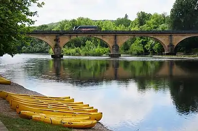 Au pont de Vitrac, la Dordogne sert de limite entre Domme, au premier plan, et Vitrac.