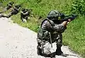 Soldats albanais avec des fusils VHS
