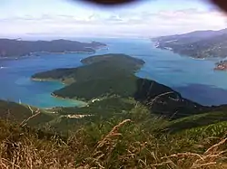 La baie de Te Whanganui vue depuis la crête du Rahotia, en direction du sud