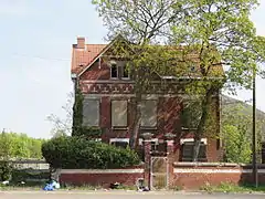 L'habitation située à l'entrée de la fosse, détruite en 2011.