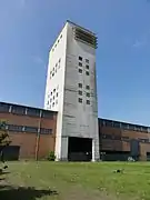 La tour d'extraction du 19 et son bâtiment.
