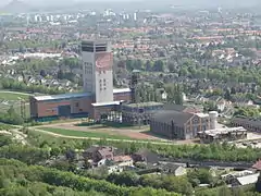 Vue générale du carreau de fosse depuis le terril conique no 74A.