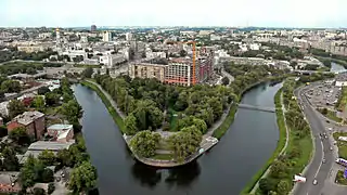 Vue du centre-ville de Kharkiv et de la rivière Strelka.