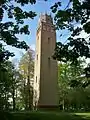 Faringdon Folly (en) a été construit par l'excentrique Lord Berners (en) sur le site du château de Faringdon (en). Cette tour, dans le Berkshire, et Orthanc, la tour de Saroumane à Isengard, ont toutes deux des plates-formes pour observer les étoiles à leurs sommets.