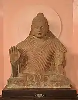 Bouddha en abhaya-mudrā. Période de transition Kushana-Gupta. IIIe – IVe siècle, Mathura.