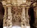 Côté sud de l'enceinte, proche de l'entrée. Vishnu Narasimha affronte et domine le démon Hiranyakashipu