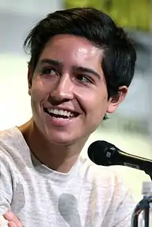 Lorenzo James Henrie interprète Chris Manawa.