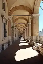 Les arcades du palais apostolique