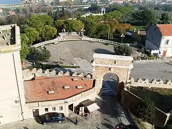 La Scala aboutit sur la place de la Porta Marina