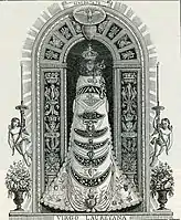 Gravure représentant la statue de la Madone de Loreto en 1898, et conforme à une photographie de 1913 de la statue par Edward Dutton[Lequel ?]. Ce qui atteste que la statue emportée par Napoléon n’est plus la même que celle exposée avant l’incendie de 1921.